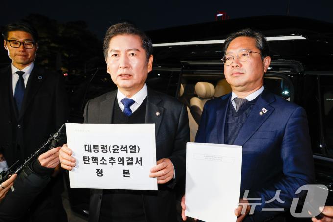 윤석열 대통령 탄핵소추안이 가결된 14일 오후 서울 여의도 국회에서 정청래 위원장이 탄핵소추의결서 정본을 들고 헌법재판소로 향하기 전 발언하고 있다. 오른쪽은 더불어민주당 김승원 간사. 2024.12.14/뉴스1 ⓒ News1 안은나 기자