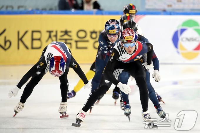 13일 서울 양천구 목동 아이스링크에서 열린 'KB금융-ISU 쇼트트랙 월드투어 서울 대회' 남자 5,,000m 계주 준준결승에서 대한민국 박장혁이 질주하고 있다. 2024.12.13/뉴스1 ⓒ News1 이승배 기자
