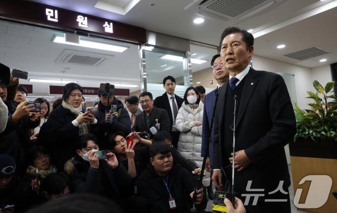 윤석열 대통령 탄핵소추안이 국회에서 가결된 14일 정청래 국회 법제사법위원장이 서울 종로구 헌법재판소에서 탄핵소추의결서 정본을 제출 후 발언하고 있다. (공동취재)2024.12.14/뉴스1 ⓒ News1 박세연 기자