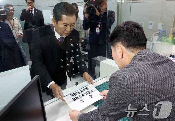 윤석열 대통령 탄핵소추안이 국회에서 가결된 14일 정청래 국회 법제사법위원장이 서울 종로구 헌법재판소에서 탄핵소추의결서 정본을 제출하며 서명하고 있다. (공동취재)2024.12.14/뉴스1 ⓒ News1 박세연 기자