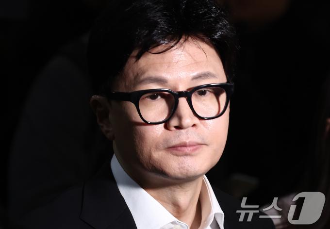 윤석열 대통령 탄핵소추안이 국회 본회의를 통과한 14일 한동훈 국민의힘 대표가 서울 여의도 국회에서 열린 의원총회에 참석하기 위해 이동하고 있다. 2024.12.14/뉴스1 ⓒ News1 김민지 기자