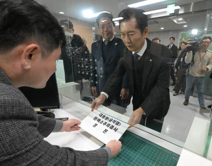 대통령 탄핵소추안이 헌법재판소로 접수되면서 탄핵심판 절차가 시작됐다. 사진은 소추의결서 제출하는 정청래 법사위원장 모습.  /사진=뉴스1