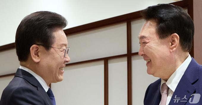 윤석열 대통령이 지난 4월 29일 용산 대통령실에서 열린 영수회담에 앞서 집무실에 도착한 이재명 더불어민주당 대표를 맞이하며 악수하고 있다. (대통령실 제공) 2024.4.29/뉴스1 ⓒ News1 오대일 기자