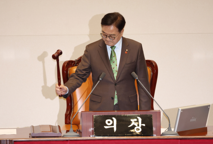 우원식 국회 의장이 14일 서울 여의도 국회에서 윤석열 대통령 탄핵소추안을 안건으로 열린 제419회 국회(임시회) 제4차 본회의에서 탄핵안 가결을 선포한 뒤 본회의를 산회하고 있다. /사진=뉴시스