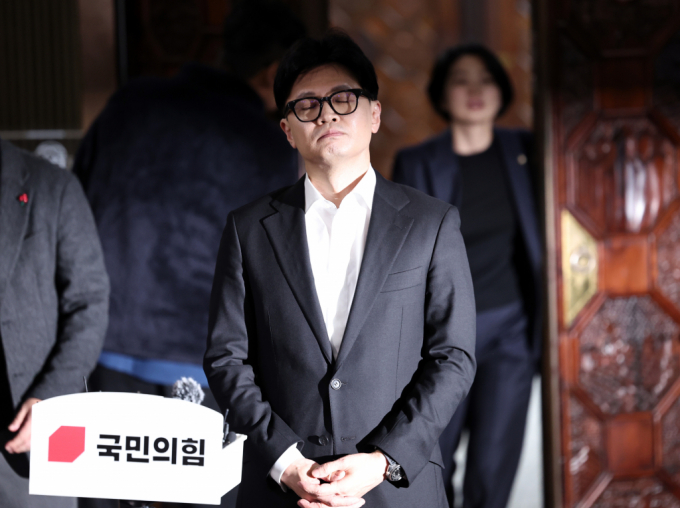 장동혁·진종오·김민전·인요한 국민의힘 최고위원이 사의를 표하면서 한동훈 지도부가 붕괴위험에 빠졌다. 사진은 한 대표가 탄핵안 가결 이후 입장을 밝히기 전 생각에 잠긴 모습.  /사진=뉴스1
