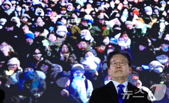 이재명 더불어민주당 대표가 윤석열 대통령 탄핵안이 가결된 14일 오후 서울 여의도 국회의사당 앞에서 열린 윤석열 즉각 탄핵 범국민 촛불대회 무대에 올라 시민들을 바라보고 있다. 2024.12.14/뉴스1 ⓒ News1 박정호 기자