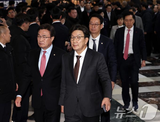 권성동 원내대표를 비롯한 국민의힘 의원들이 14일 오후 서울 여의도 국회에서 윤석열 대통령에 대한 탄핵소추안이 가결된 뒤 본회의장을 나서고 있다. 윤 대통령 탄핵안은 재적의원 300명이 모두 투표에 참여해 찬성 204표, 반대 85표, 기권 3표, 무효 8표로 가결됐다. 2024.12.14/뉴스1 ⓒ News1 구윤성 기자