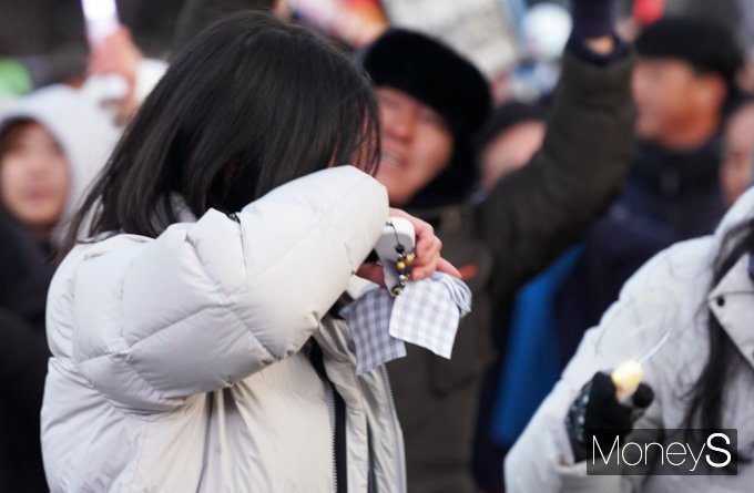 [머니S포토] 尹 대통령 탄핵 가결에… 눈물 보인 '여의도'