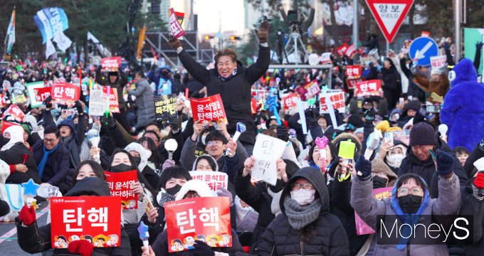 [머니S포토] 尹 탄핵소추안 가결, 여의도 일대 