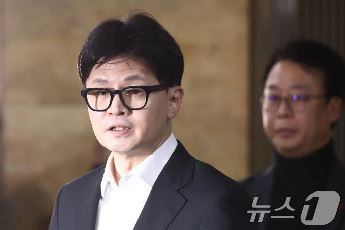 윤석열 대통령 탄핵소추안이 국회 본회의를 통과한 14일 한동훈 국민의힘 대표가 서울 여의도 국회에서 열린 의원총회 도중 나와 입장을 밝히고 있다. 2024.12.14/뉴스1 ⓒ News1 김민지 기자