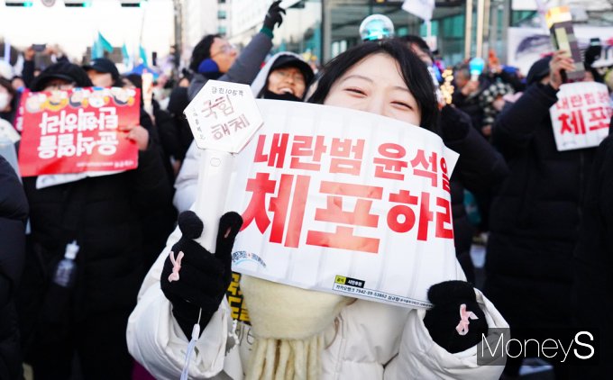 [머니S포토] 尹 탄핵 가결에…여의도 일대는 축제 현장