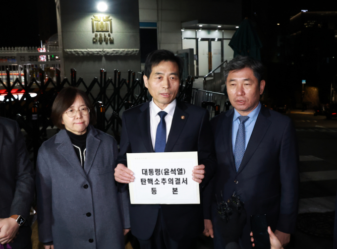  윤석열 대통령 국회 탄핵소추안이 용산 대통령실에 송달됐다. 사진은 14일 김민기(가운데) 국회 사무총장이 대통령실 청사 입구에 들어서는 모습. /사진=뉴시스