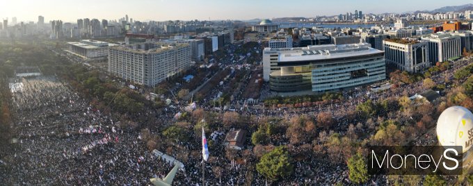 [머니S포토] '尹탄핵' 가결, 국회대로 앞 시민들 
