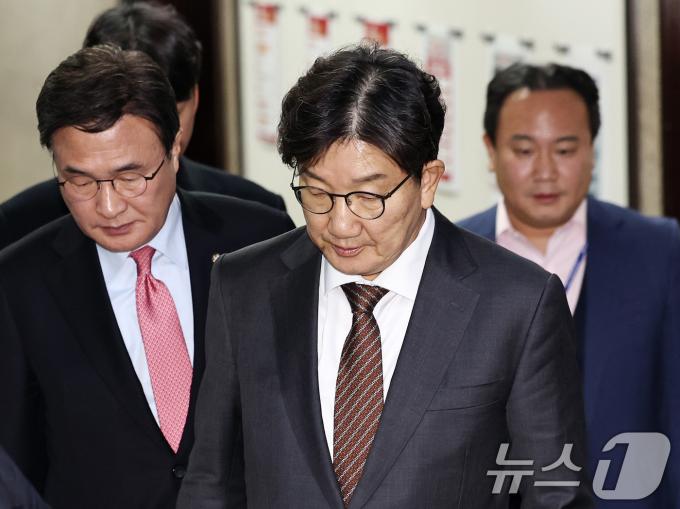 권성동 국민의힘 원내대표가 14일 오후 서울 여의도 국회에서 한동훈 대표와 면담한 뒤 대표실을 나서고 있다. 2024.12.14/뉴스1 ⓒ News1 구윤성 기자