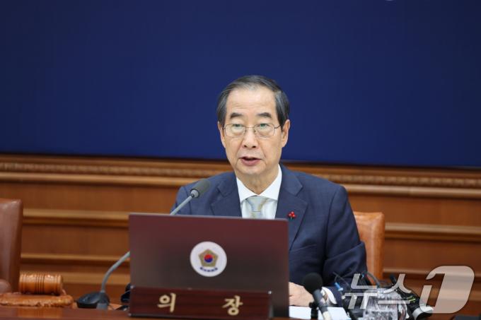 한덕수 대통령 권한대행이 14일 서울 종로구 정부서울청사에서 열린 임시 국무회의에서 모두발언을 하고 있다. 탄핵안 가결로 윤석열 대통령의 직무는 정지되고, 헌법에 따라 한덕수 국무총리가 대통령 권한대행을 맡는다. 2024.12.14/뉴스1 ⓒ News1 허경 기자