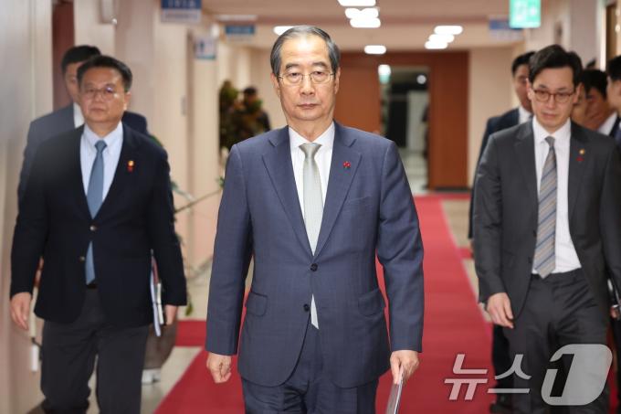 한덕수 대통령 권한대행이 14일 서울 종로구 정부서울청사에서 열린 임시 국무회의에 입장하고 있다. 탄핵안 가결로 윤석열 대통령의 직무는 정지되고, 헌법에 따라 한덕수 국무총리가 대통령 권한대행을 맡는다. 2024.12.14/뉴스1 ⓒ News1 허경 기자
