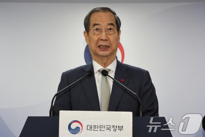 한덕수 대통령 권한대행이 14일 서울 종로구 정부서울청사에서 대국민담화를 발표하고 있다. 탄핵안 가결로 윤석열 대통령의 직무는 정지되고, 헌법에 따라 한덕수 국무총리가 대통령 권한대행을 맡는다. 2024.12.14/뉴스1 ⓒ News1 허경 기자