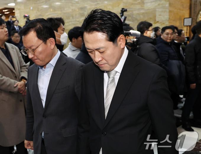 국민의힘 장동혁(오른쪽), 김형동 의원이 윤석열 대통령에 대한 두 번째 탄핵소추안 국회 표결일인 14일 오후 서울 여의도 국회 본회의장에 입장하고 있다. 2024.12.14/뉴스1 ⓒ News1 구윤성 기자