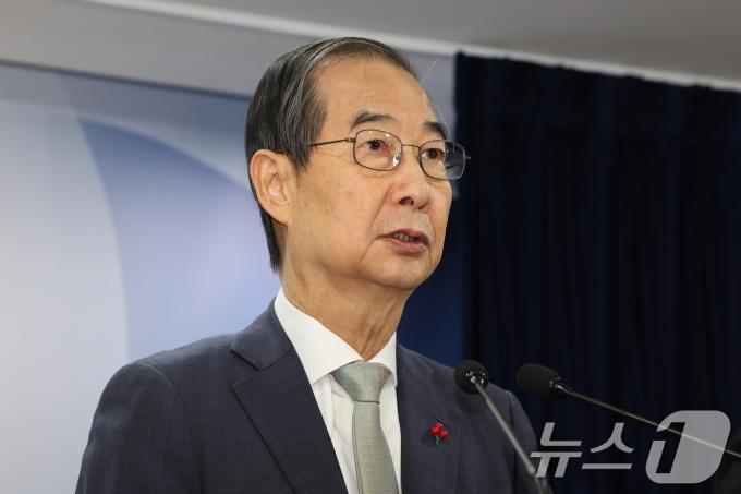 한덕수 대통령 권한대행 겸 국무총리가 14일 서울 종로구 정부서울청사에서 대국민담화를 발표하고 있다. 탄핵안 가결로 윤석열 대통령의 직무는 정지되고, 헌법에 따라 한덕수 국무총리가 대통령 권한대행을 맡는다. 2024.12.14/뉴스1 ⓒ News1 허경 기자