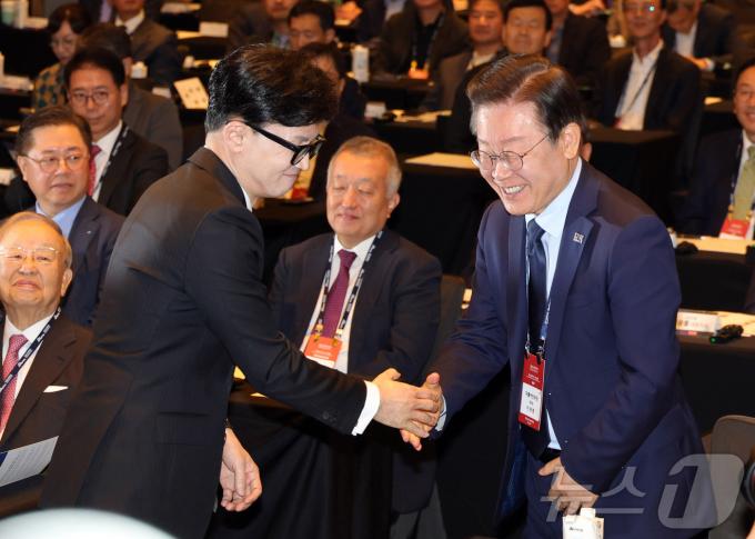 한동훈 국민의힘 대표(왼쪽)와 이재명 더불어민주당 대표가 23일 오전 서울 종로구 포시즌스 호텔에서 열린 중앙포럼에서 인사하고 있다. 2024.10.23/뉴스1 ⓒ News1 국회사진취재단