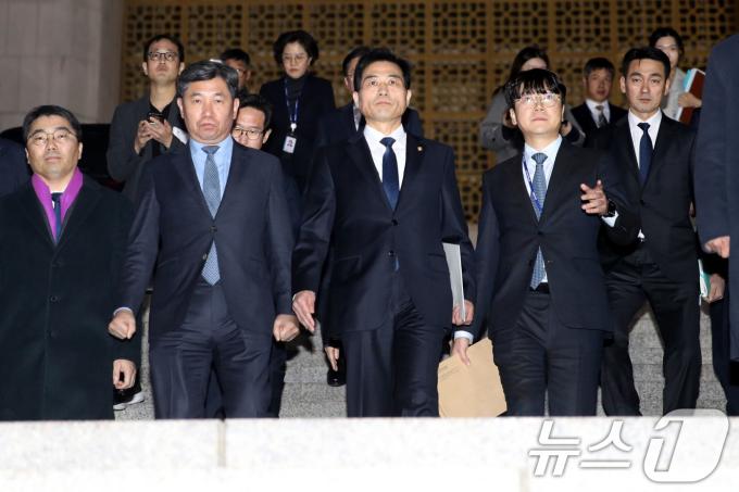김민기 국회사무총장(가운데) 14일 오후 윤석열 대통령 탄핵소추의결서를 대통령실에 전달하기 위해 국회를 나서고 있다. 2024.12.14/뉴스1 ⓒ News1 이광호 기자