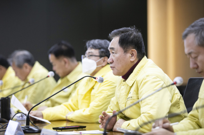 정장선 평택시장이 14일 대통령 탄핵과 관현한 긴급 간부회의에 참석해 발언을 하고있다. / 사진 제공=평택시