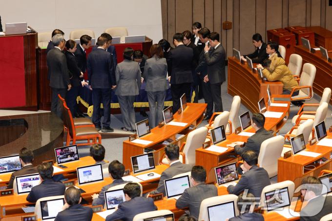 14일 오후 서울 여의도 국회에서 열린 제419회국회(임시회) 제4차 본회의에서 감표 위원들이 윤석열 대통령 탄핵소추안 투표함을 열고 있다. 오른쪽은 김상욱 국민의힘 의원. 12·3 비상계엄 사태 열하루 만인 이날 윤 대통령 탄핵소추안은 재석 300명 중 찬성 204명, 반대 85명, 기권 3명, 무효 8명으로 통과됐다. 2024.12.14/뉴스1 ⓒ News1 안은나 기자