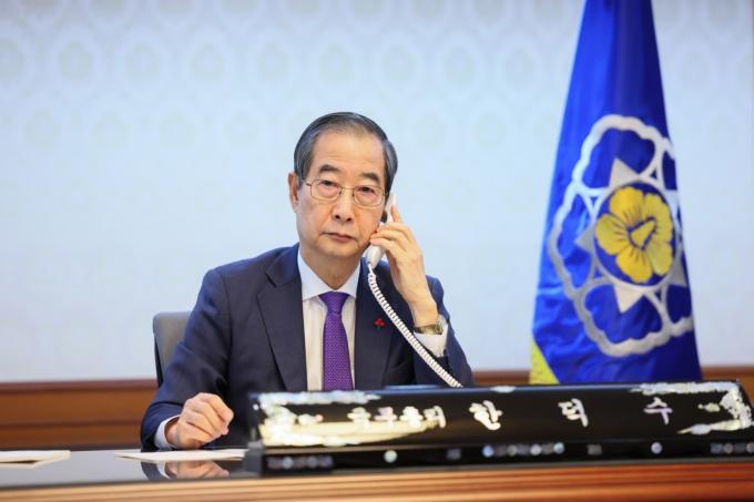 한덕수 대통령 권한대행 겸 국무총리가 15일 오전 조 바이든 미국 대통령과 통화하고 있다.(총리실 제공) 2024.12.15/뉴스1 ⓒ News1 ⓒ News1 이기림 기자