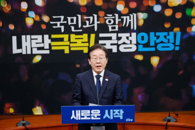  이재명 더불어민주당 대표가 15일 서울 여의도 국회에서 윤석열 대통령 탄핵 가결과 관련, 국정안전협의체 구성 등을 제안하며 기자회견을 하고 있다. /사진=뉴스1