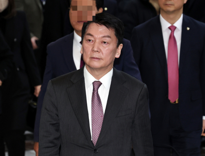 안철수 국민의힘 의원이 지난 14일 오후 서울 여의도 국회에서 윤석열 대통령에 대한 탄핵소추안이 가결된 뒤 본회의장을 나서고 있다.  /사진=뉴스1