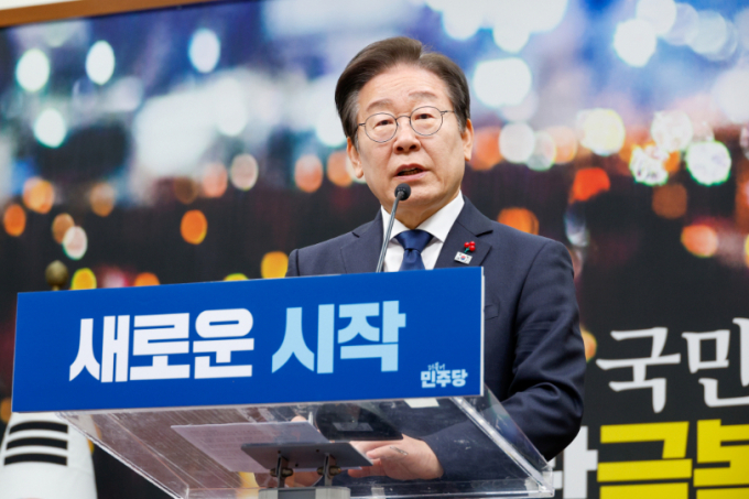 이재명 더불어민주당 대표가 15일 서울 여의도 국회에서 윤석열 대통령 탄핵 가결과 관련, 국정안전협의체 구성 등을 제안하며 기자회견을 하고 있다. /사진=뉴스1