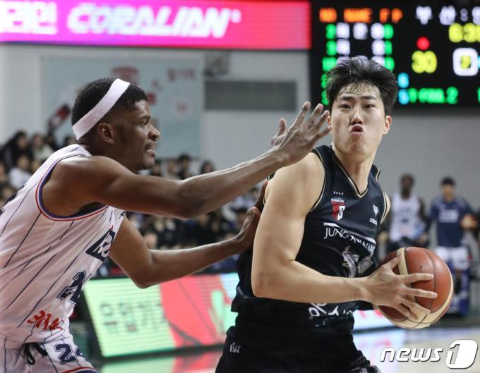 22일 오후 경기 안양시 동안구 안양실내체육관에서 열린 '2023-2024 정관장 프로농구' 안양 정관장 레드부스터스와 부산 KCC 이지스의 경기에서 정관장 정효근이 돌파하고 있다. 2023.12.22/뉴스1 ⓒ News1 김영운 기자