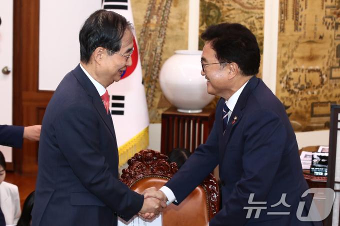 우원식 국회의장과 한덕수 국무총리가 12일 오후 서울 여의도 국회에서 만나 악수하고 있다. 2024.6.12/뉴스1 ⓒ News1 이광호 기자