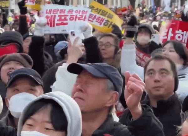 지난 14일 윤석열 대통령 탄핵 촉구 집회에 참석한 이승방 씨(77). (엑스 갈무리)