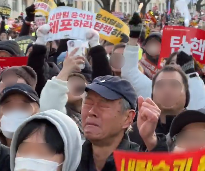 지난 14일 윤석열 대통령 탄핵 촉구 집회에 참석한 이승방 씨(77). (엑스 갈무리)