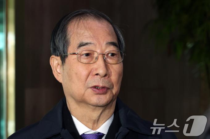 한덕수 대통령 권한대행 겸 국무총리가 15일 오전 서울 종로구 정부서울청사에서 정진석 대통령 비서실장을 만나 업무조정 협의 후 청사를 나서며 취재진 질문에 답하고 있다. 2024.12.15/뉴스1 ⓒ News1 황기선 기자