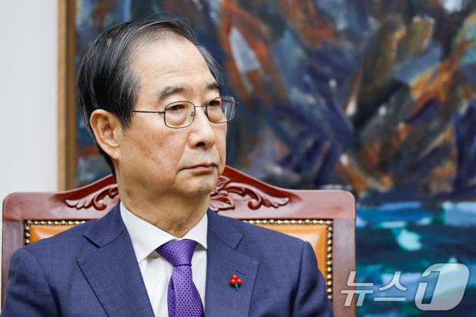 한덕수 대통령 권한대행 겸 국무총리(왼쪽)가 15일 서울 여의도 국회에서 우원식 의장을 예방하고 있다. 2024.12.15/뉴스1 ⓒ News1 안은나 기자