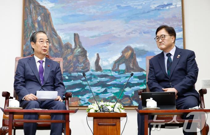 한덕수 대통령 권한대행 겸 국무총리(왼쪽)가 15일 서울 여의도 국회에서 우원식 의장을 예방, 모두 발언하고 있다. 2024.12.15/뉴스1 ⓒ News1 안은나 기자