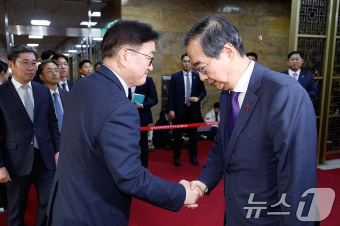 우원식 국회의장(왼쪽)이 15일 서울 여의도 국회에서 한덕수 대통령 권한대행 겸 국무총리를 접견하고 있다. 2024.12.15/뉴스1 ⓒ News1 안은나 기자