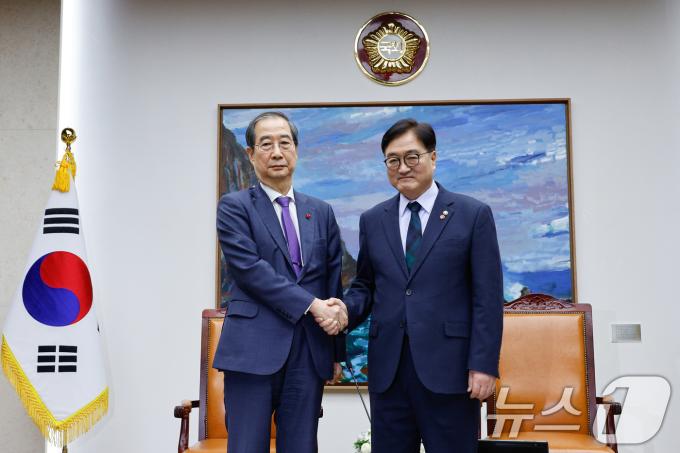 우원식 국회의장(오른쪽)이 15일 서울 여의도 국회에서 한덕수 대통령 권한대행 겸 국무총리를 접견, 악수하고 있다. 2024.12.15/뉴스1 ⓒ News1 안은나 기자
