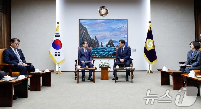 우원식 국회의장(오른쪽)이 15일 서울 여의도 국회에서 한덕수 대통령 권한대행 겸 국무총리를 접견하고 있다. 2024.12.15/뉴스1 ⓒ News1 안은나 기자
