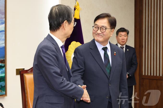 우원식 국회의장(오른쪽)이 15일 오후 서울 여의도 국회에서 한덕수 대통령 권한대행 겸 국무총리를 접견하고 있다. 2024.12.15/뉴스1 ⓒ News1 국회사진취재단