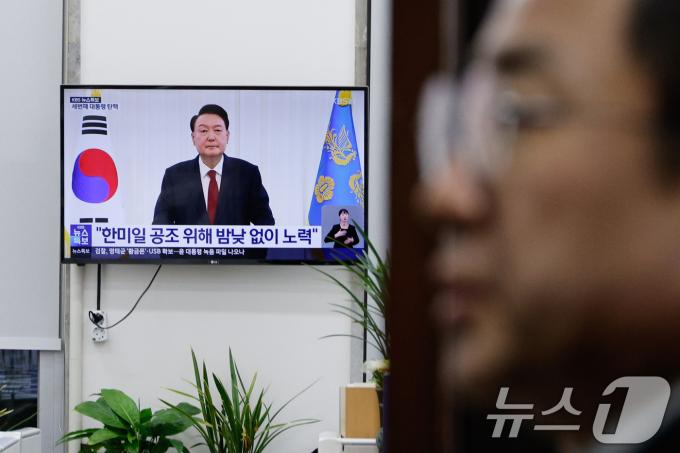 윤석열 대통령 탄핵안이 가결된 14일 오후 서울 여의도 국회에 윤 대통령의 '국민께 드리는 말씀' 대국민 담화가 나오고 있다. 2024.12.14/뉴스1 ⓒ News1 안은나 기자