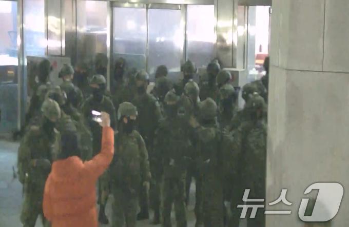 국회 본관 진입을 시도하는 계엄군 모습. (국회사무처 제공) 2024.12.4/뉴스1