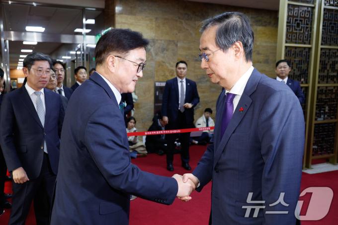 우원식 국회의장(왼쪽)이 15일 서울 여의도 국회에서 한덕수 대통령 권한대행 겸 국무총리를 접견하고 있다. 2024.12.15/뉴스1 ⓒ News1 안은나 기자