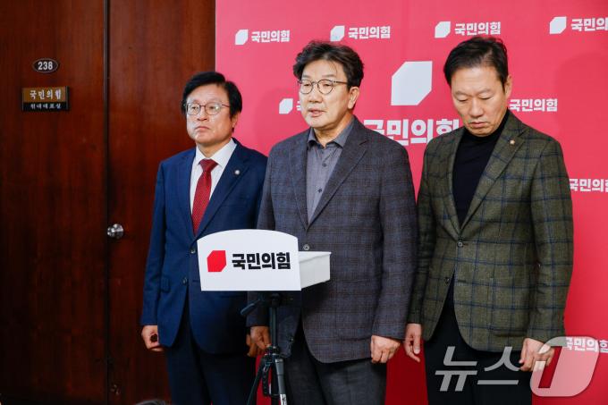 권성동 국민의힘 원내대표가 15일 오후 서울 여의도 국회에서 취재진의 질문에 답하고 있다. 왼쪽부터 박형수 원내수석부대표, 권 원내대표, 박수민 원내대변인. 2024.12.15/뉴스1 ⓒ News1 안은나 기자