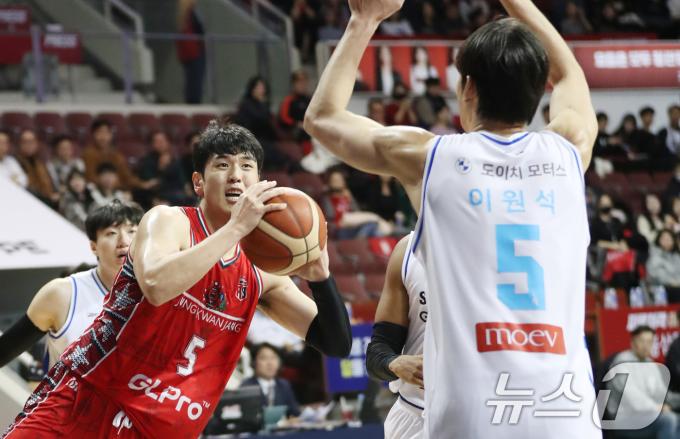 11일 오후 경기 안양시 동안구 안양 정관장 아레나에서 열린 '2024-2025 KCC 프로농구' 정규리그 안양 정관장 레드부스터스와 서울 삼성 썬더스의 경기에서 정관장 변준형이 슛을 시도하고 있다. 2024.12.11/뉴스1 ⓒ News1 김영운 기자