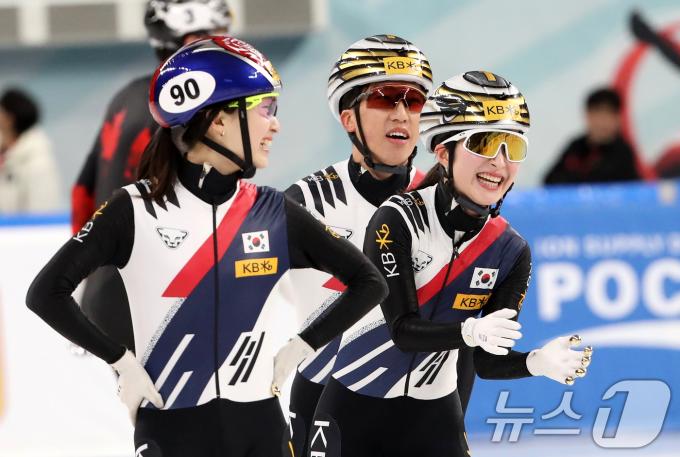 15일 서울 양천구 목동 아이스링크에서 열린 'KB금융-ISU 쇼트트랙 월드투어 서울 대회' 혼성 계주 결승전에서 우승한 대한민국 대표팀이 기뻐하고 있다. 2024.12.15/뉴스1 ⓒ News1 이승배 기자