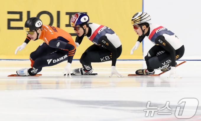 15일 서울 양천구 목동 아이스링크에서 열린 'KB금융-ISU 쇼트트랙 월드투어 서울 대회' 남자 1,000m 결승에서 대한민국 장성우와 박지원이 역주하고 있다. 2024.12.15/뉴스1 ⓒ News1 이승배 기자