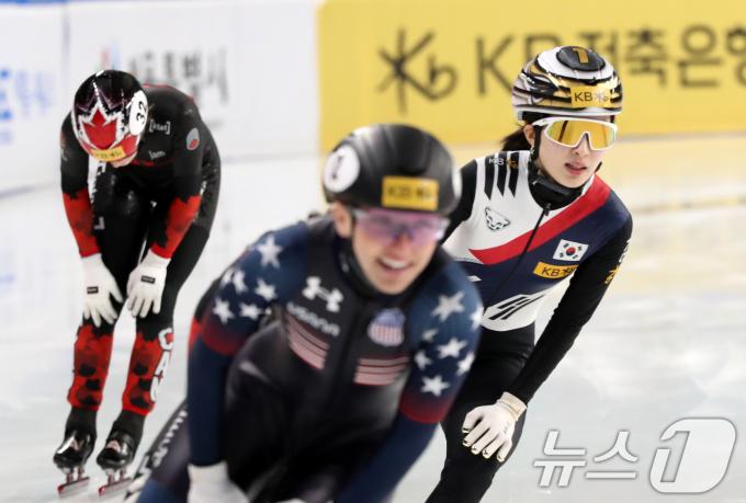 15일 서울 양천구 목동 아이스링크에서 열린 'KB금융-ISU 쇼트트랙 월드투어 서울 대회' 여자 500m 결승에서 4위로 결승선을 통과한 뒤 숨을 고르고 있다. 2024.12.15/뉴스1 ⓒ News1 이승배 기자